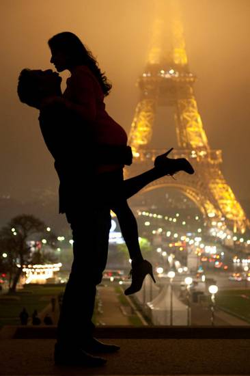 abbraccio a parigi, sullo sfondo la tour eiffel