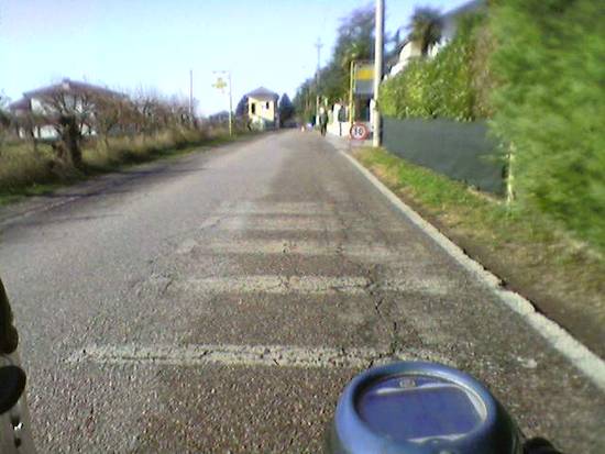 Strade deserte in andata verso il lago