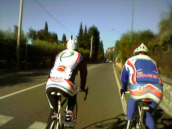 la coppia che seguo da Lazise a Bardolino, tanto agile il loro passo