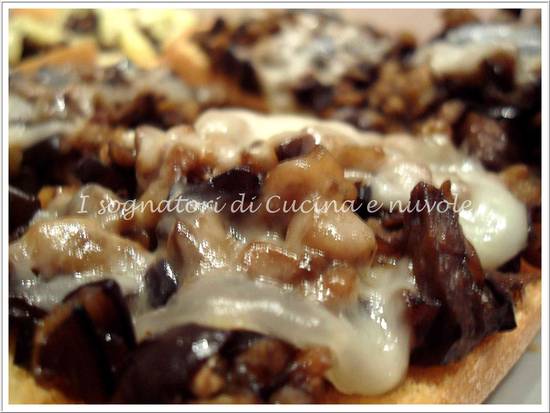 crostoni funghi e brie1 crostoni funghi e brie1