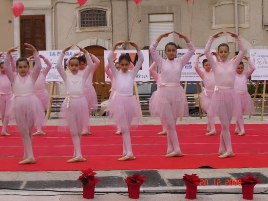 Balletto di danza classica eseguito dalle bambine della scuola di danza 