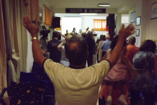un'abbraccio paterno Canta e cammina