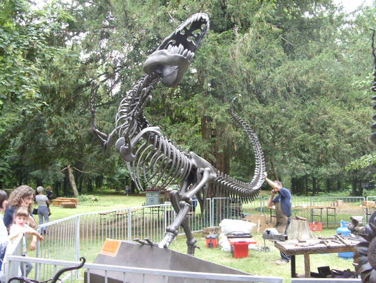 Scheletro in ferro del tirannosauro Rex