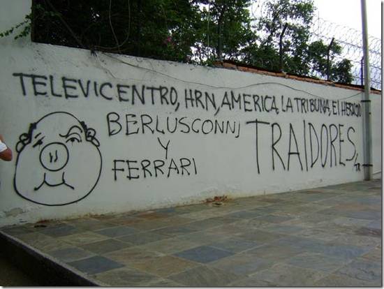 Berlusconi scritto sui muri di Tegucigalpa