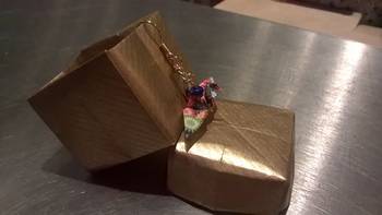 orecchino origami  con confezione dorata sempre origami